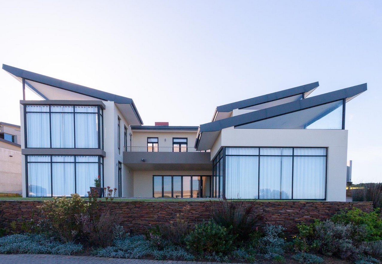 Ocean Views from this stylish 4 bed home in Oubaai Golf Estate